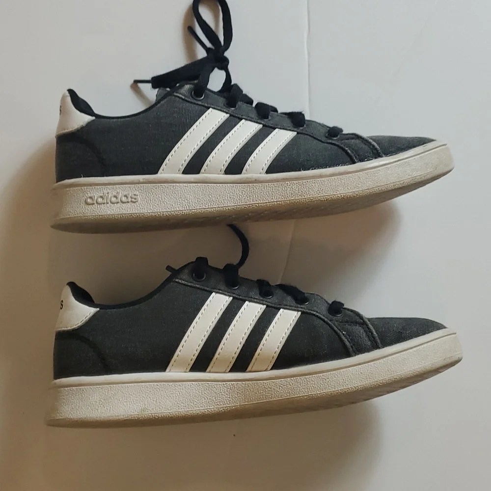 Adidas kids black canvas shoes - Picture 2 of 8